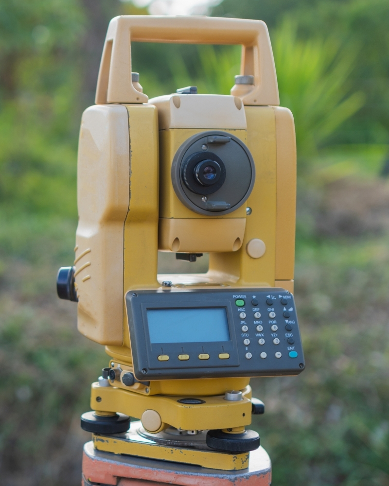 Equipamento de topografia realizando levantamento em campo com alta precisão